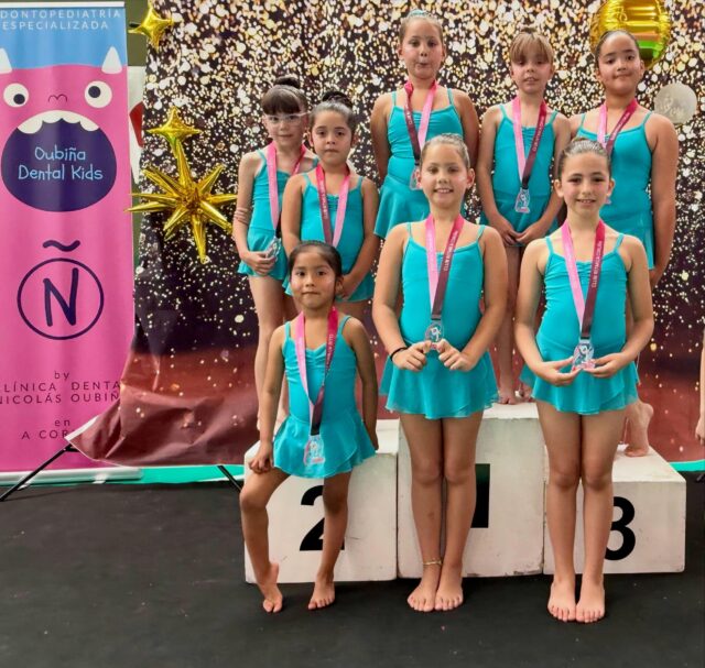 ✨💖Hoxe queremos presentar ás nenas de escola do Club Ritmica Coruña, o corazón da nosa canteira e o reflexo de todo o que significa crecer a través da ximnasia rítmica✨💖

Desde o inicio do curso ata a V Gala de onte, a súa evolución foi incrible. Melloraron a súa técnica, a súa coordinación, a súa confianza sobre o tapiz e, sobre todo, demostraron unha enorme ilusión por este deporte.

Ver como progresaron e como gozan de cada paso do camiño é, sen dúbida, un dos maiores orgullos do noso club. Elas son a base sobre a que seguimos construíndo o futuro do Ritmica Coruña, e sabemos que o mellor está aínda por chegar, porque cando o talento únese ao esforzo e á paixón, non hai límites.

Parabén, campioas! Non deixades de sorprendernos! Grazas @corunadeportes @clinicadentalnicolasoubina @gadis.supermercados pola súa colaboración co noso club🤗